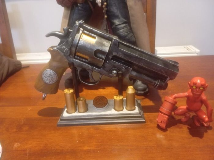 Hellboy 1:1 scale gun with base and bullets
