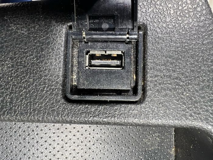 Centre Cup Holder With Aux Usb Plugs Black 689t23nl0a 2015 Nissan Leaf A1l1b52g