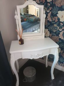 Dressing table