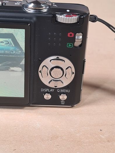 PANASONIC LUMIX FX35 digital camera 10.1MP megapixels boxed with battery charger memory card and case