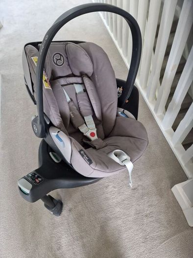 Cybex Baby car seat with car Console