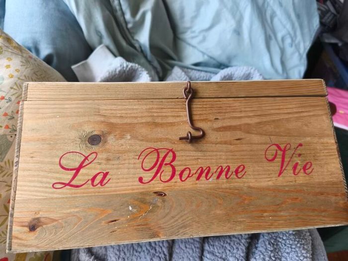 wooden keepsake box with Cherub and french inscriptions