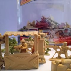 AMAZING 104 toy soldiers!