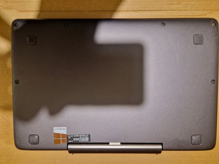 ASUS LaptopTablet CN9935, Windows 8, 2GB Ram 64GB HDD, Intel Atom CPU Z3740 1.33GHz in excellent condition