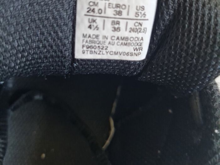 asics upcourt 5 Size 4.5 eu 38 black leather in excellent condition