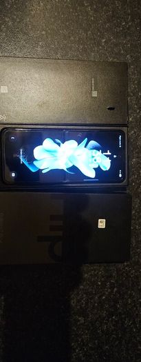 samsung Galaxy flip4 256Gb for parts or fix