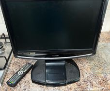Logik 17" LCD TV/DVD with IPOD docking station