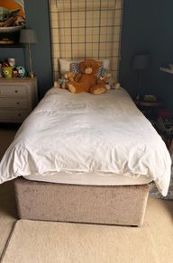 Single bed base and mattress