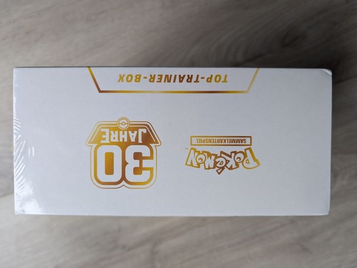 Pokemon 30 Jahre Top Trainer Box - NEU & OVP DEUTSCH - 30th Celebration Set