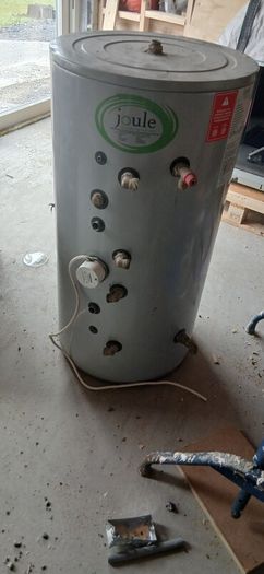 Hot water cylinder
