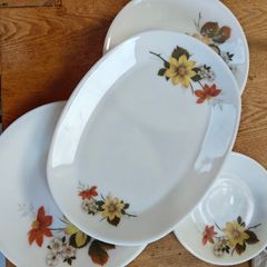 Vintage JAJ Pyrex set of 16 plates  "Autumn Glory" floral pattern, made of white milk glass in England 1970s