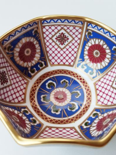 Aynsley "Imperial" fine bone china octagonal footed bowl with 22 karat gold accents height 6cm  diameter 11.5cm