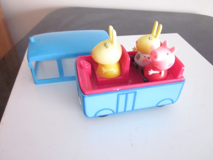 Peppa Pig School Bus with 4 Extra Figures