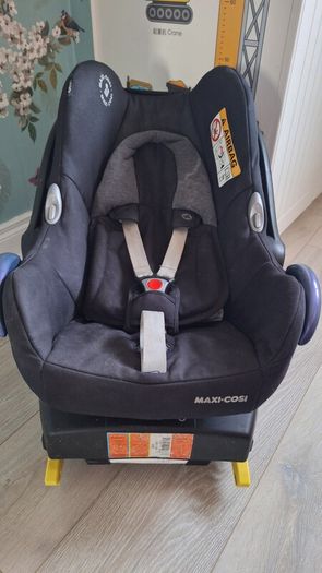 maxi cosi car seat and isofix. Newborn insert included