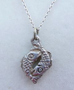 Vintage Sterling Silver  Pendant  and Chain 925. Fish Zodiac length 18" - 3,56g