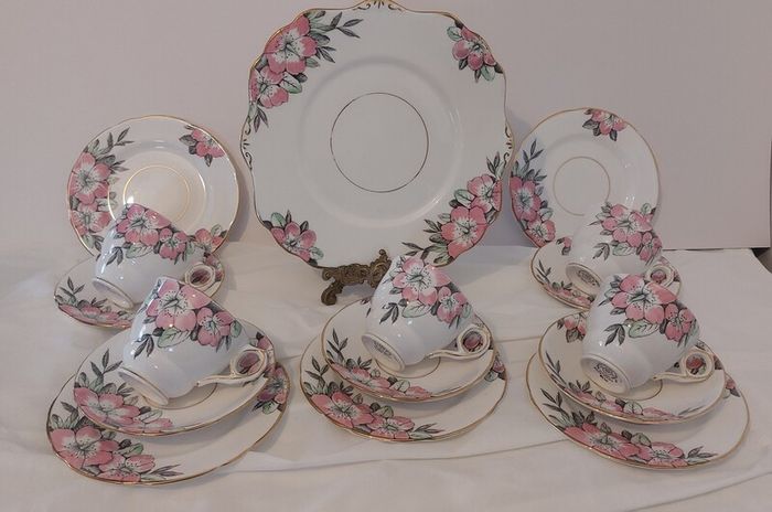 Fabulous Vintage Rare Patterned Royal Stafford Bone China Hand-Painted and Hand-Gilded Cake Display Plate in a Stunning Pink Hibiscus Pattern, Pattern no. 8239, Mint/Cabinet Condition