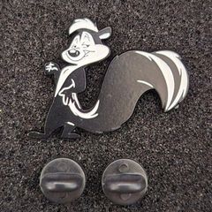 Pepe le pew , pin back badge.