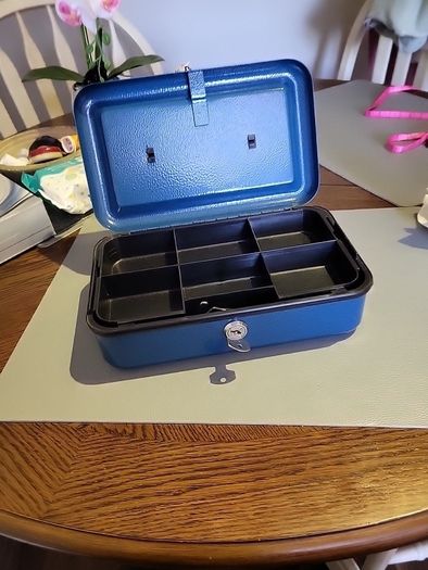 Cash box