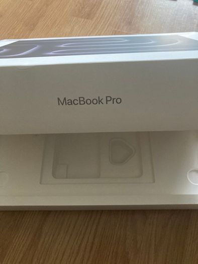 MacBook Pro empty box