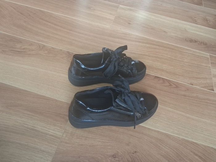 Black patent shoe