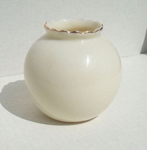 CREWE TOWN CRESTED CHINA VASE (Wiltshaw & Robinson Ltd, Stoke on Trent) - Carlton China vase with Crewe town coat-of-arms