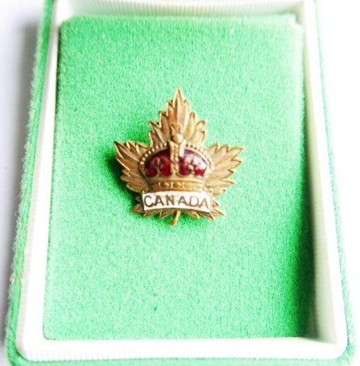 Vintage Canadian WW1 Gilt Enamel Officers Lapel Badge