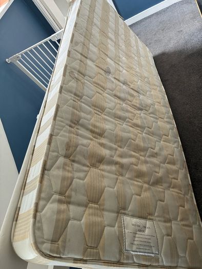 Single bed mattress