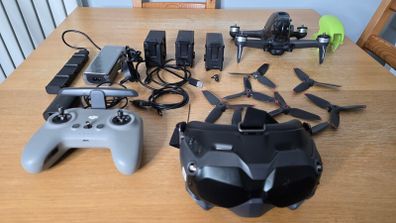 DJI FPV Drone Full Combo 3 Batteries Goggles V2