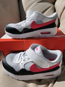Girl's NIKE runners NEW size UK 8.5