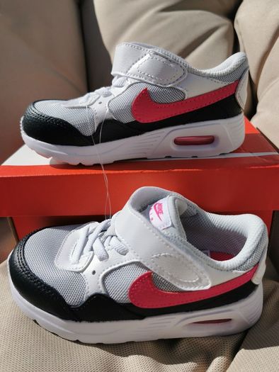 Girl's NIKE runners NEW size UK 8.5