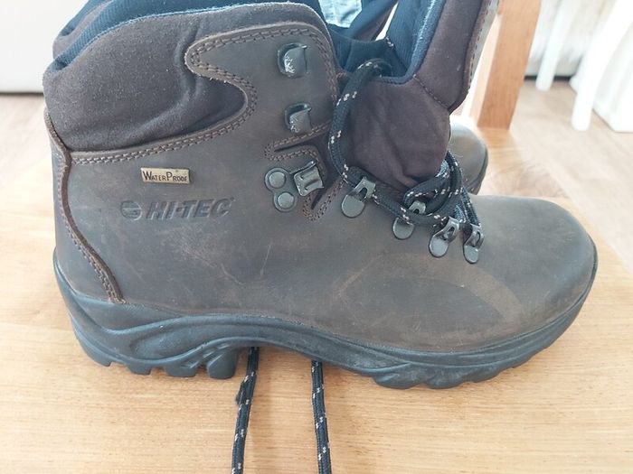 walking boots Hytec