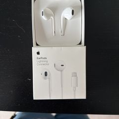 Apple EarPods (Lightning Connector) Brand New Open Box