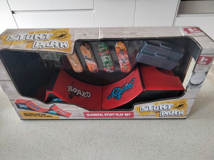 Stunt Park Finger Skateboard Play Set