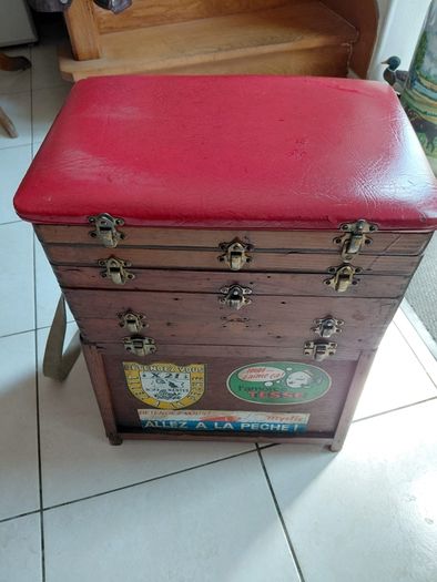 Vintage fishing box with some accessories inside