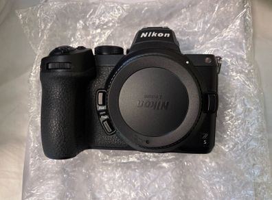 Mirrorless camera Nikon Z5 + NIKKOR Z 24-70mm f/4 S lens