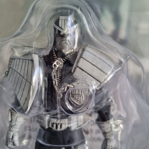 Mezco 1:12 Scale Judge Dredd Black/White figure