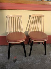 PAIR OF CUSHIONED KITCHEN CHAIRS - Sturdy and robust with no tears on the cushioned leatherette seats.