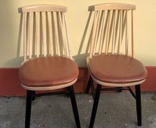 PAIR OF CUSHIONED KITCHEN CHAIRS - Sturdy and robust with no tears on the cushioned leatherette seats.