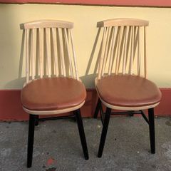 PAIR OF CUSHIONED KITCHEN CHAIRS - Sturdy and robust with no tears on the cushioned leatherette seats.