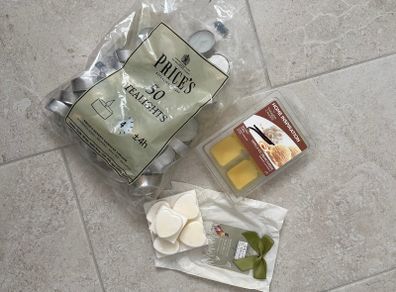 2x wax melts and bag of tealight candles