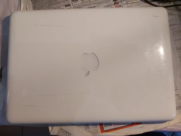 Vintage Apple MacBOOK, account password locked, in excellent cosmetic condition, excellent Battery