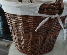 Wicker log basket with liner