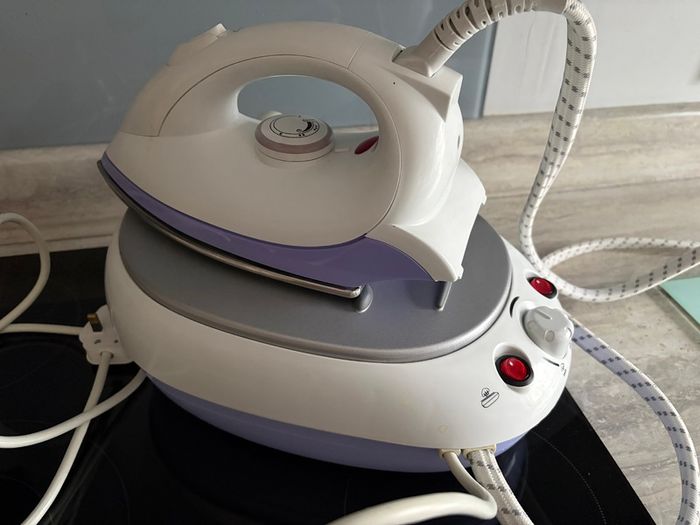 Pressurised Steam Iron