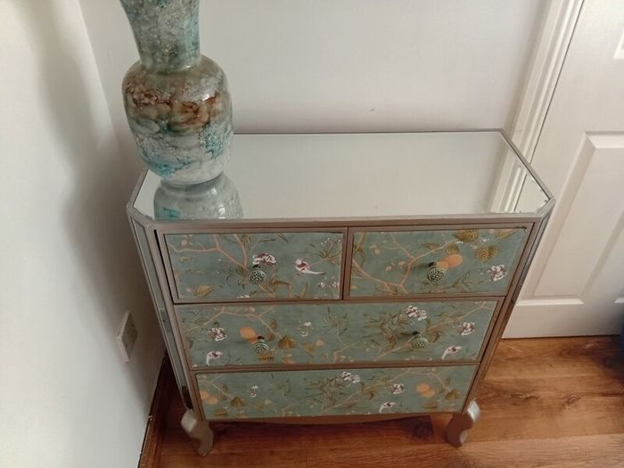 chest of drawers