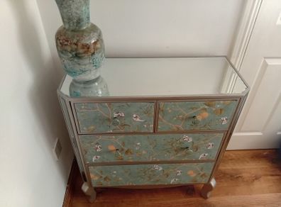 chest of drawers