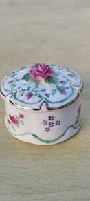 Vintage porcelain trinket box