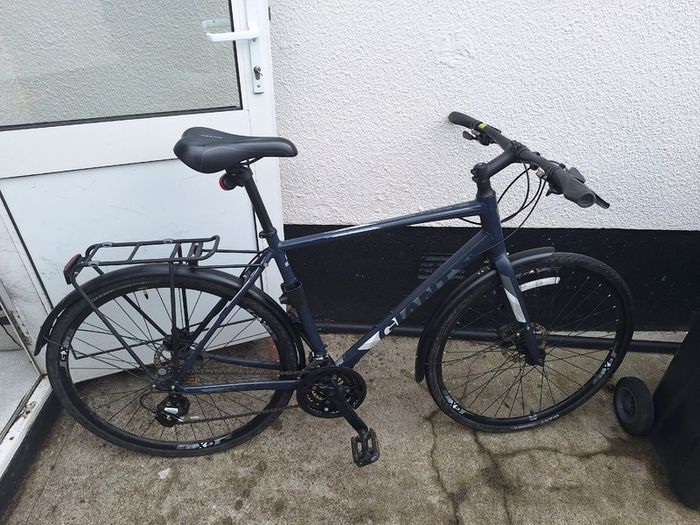 Giant Escape Hybrid Bike Disc Brakes Excellent Commuter