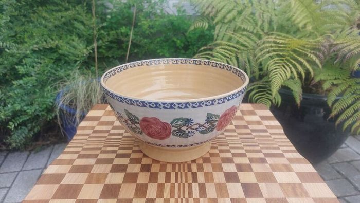 Beautiful Nicholas Mosse Large Bowl in the Popular but Discontinued Kilfane Rose Pattern, Circa 1996-2004