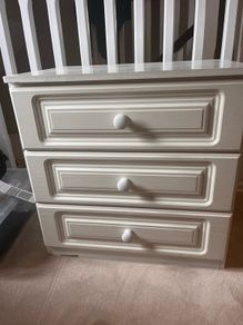 chest of drawers