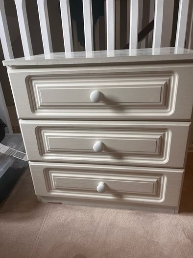 chest of drawers